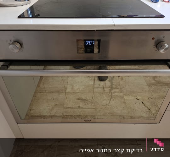 תנור אפייה עם כיריים חשמליות במטבח
